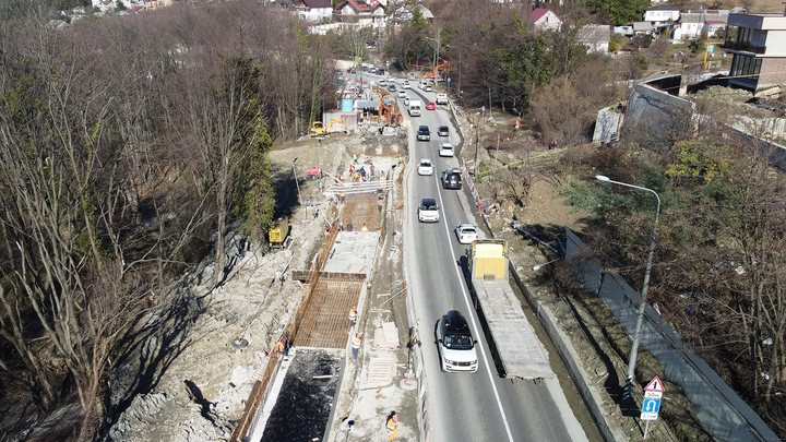 В Сочи продолжают восстанавливать повреждённую оползнем трассу в районе Дагомыса