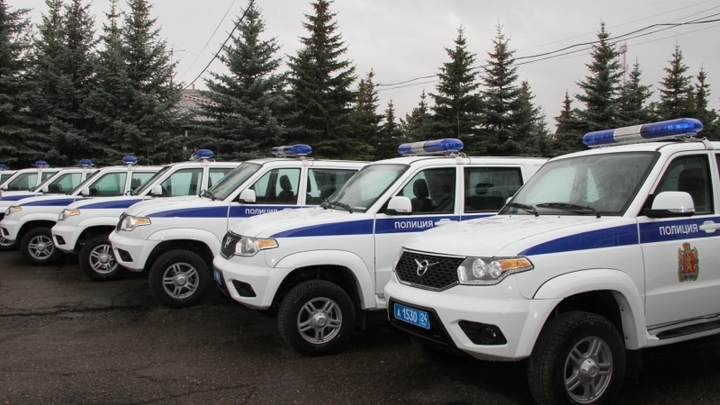 Экс-завхоз новосибирского МВД передал сыну две служебные машины с бесконечным бензином