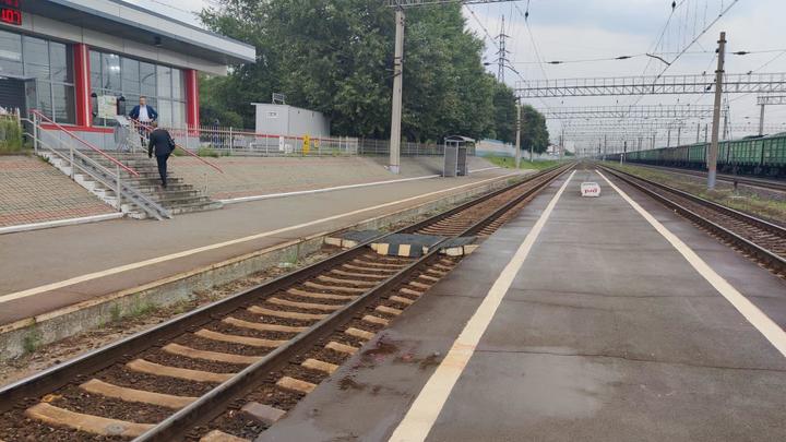 Электричка сбила 14-летнюю девочку на станции Новогодняя в Новосибирске