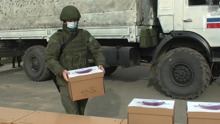 Российская армия доставила гуманитарную помощь в Херсонскую область
