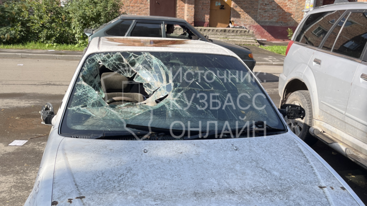 Жителей Кемерова беспокоит брошенный опасный автомобиль около детского сада