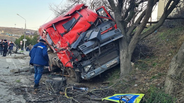 В Анапе фура с полуприцепом протаранила шесть автомобилей