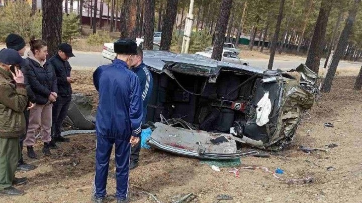 Под Читой Toyota врезалась в дерево. Двое в реанимации, ещё двое - погибли