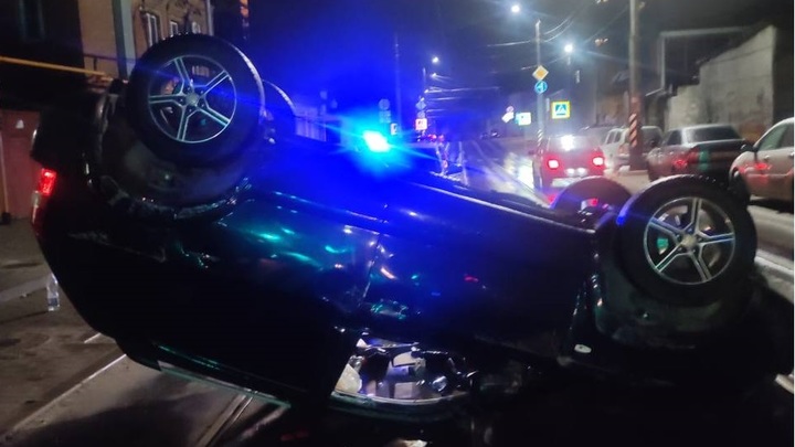 В центре Ростова Хёндэ после ДТП перевернулся на крышу и оказался на трамвайных путях. Фото