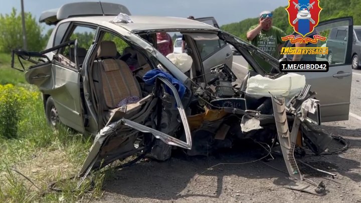 Два автомобиля с детьми попали в смертельное ДТП в Кузбассе