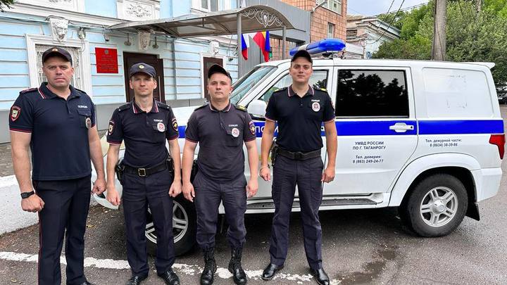 В Таганроге полицейские спасли девушку от прыжка с крыши многоэтажки