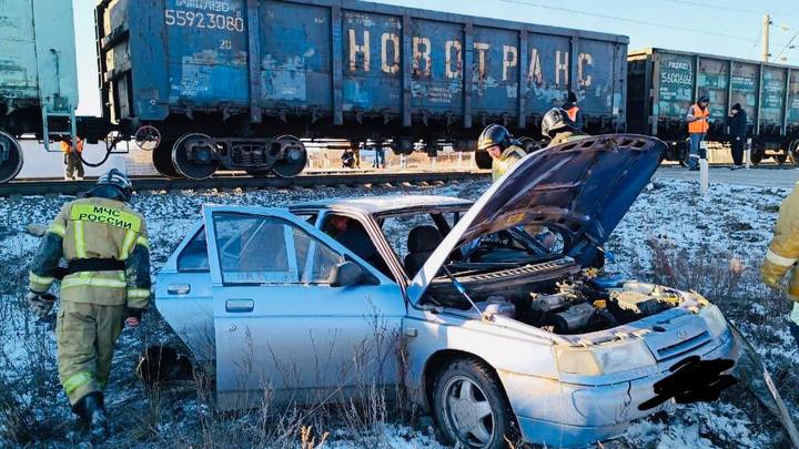 Легковой автомобиль столкнулся с поездом в Челябинской области