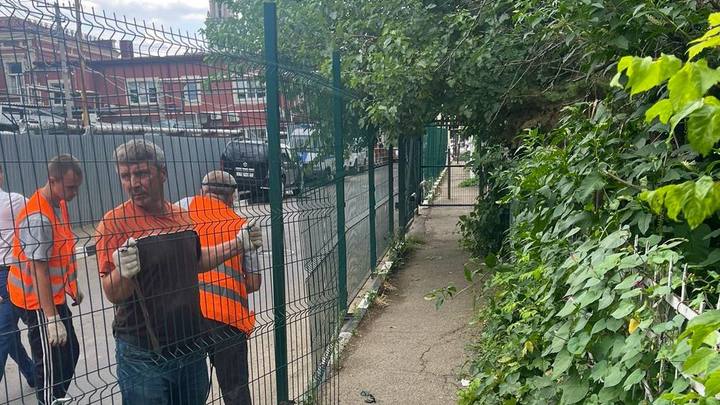 Неподалёку от автовокзала Краснодар-1 приступили к демонтажу незаконного забора