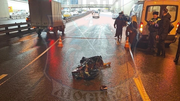 В Москве упавшего в тоннель мужчину насмерть переехало машиной В Москве упавшего в тоннель мужчину насмерть переехало машиной