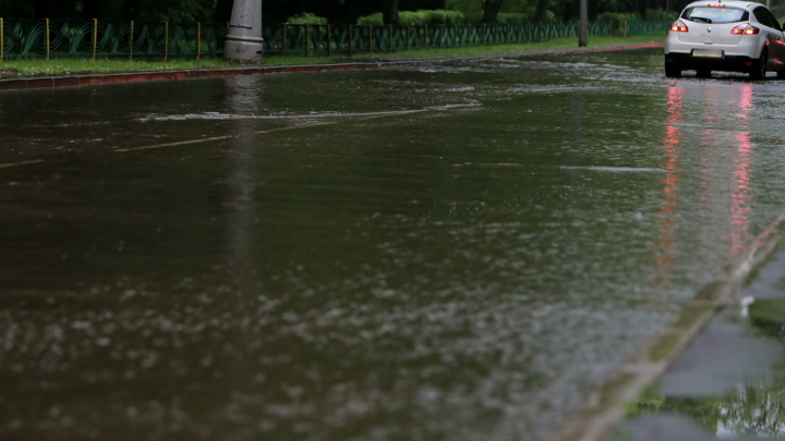 Житель Кургана показал, как передвигаться по затопленному городу
