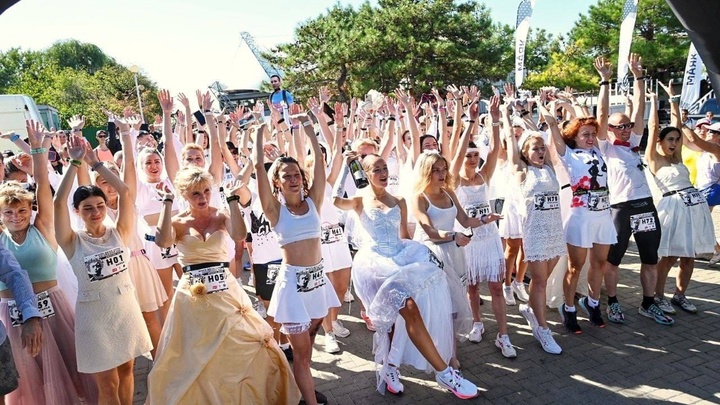 Трём участницам забега невест в Геленджике сделали предложение руки и сердца