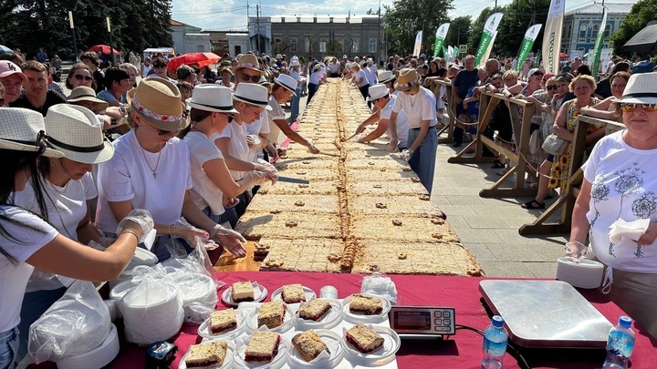 500,5 кг вкуснятины: в Троицке испекли самый большой в России пирог с вишнями