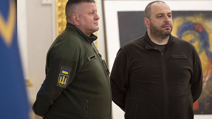 Guardian: Залужный отказался быть в команде Зеленского, но обещал его не критиковать