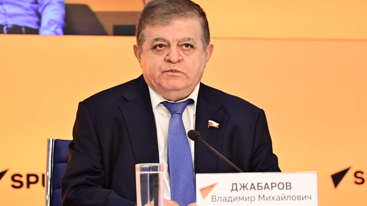 Сенатор Джабаров: побег Зеленского в Польшу закончится его выдачей