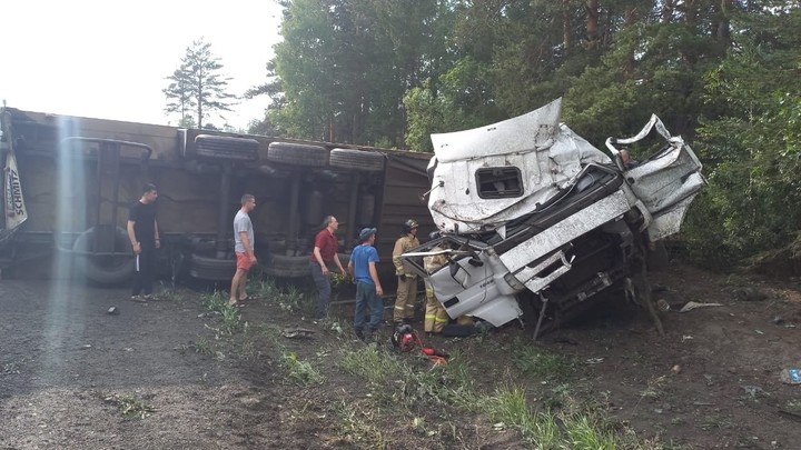 В Челябинской области на дороге М-5 разбился водитель фуры Мерседес