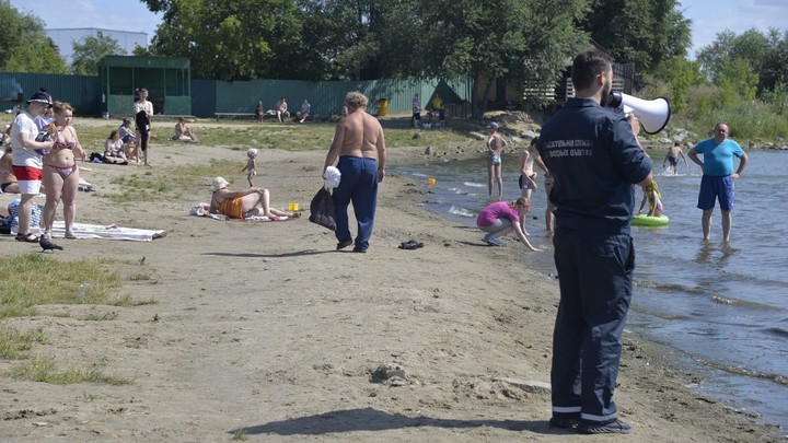 В Челябинске отдыхающих заставили выйти из озера Смолино и оштрафовали