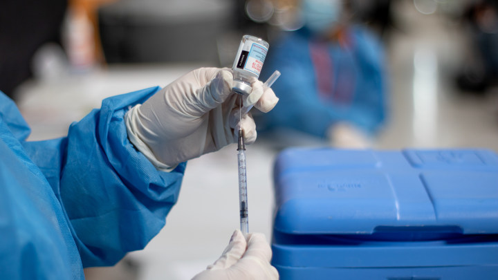 В НИИ эпидемиологии рассказали, кому нужно принимать лекарства перед вакцинацией