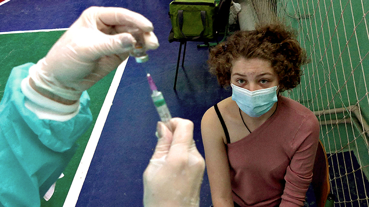 Последняя капля: Принудительная вакцинация заставляет родителей забирать детей из школ