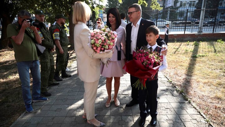 Алексей Текслер проводил сына Мишу в 4 класс