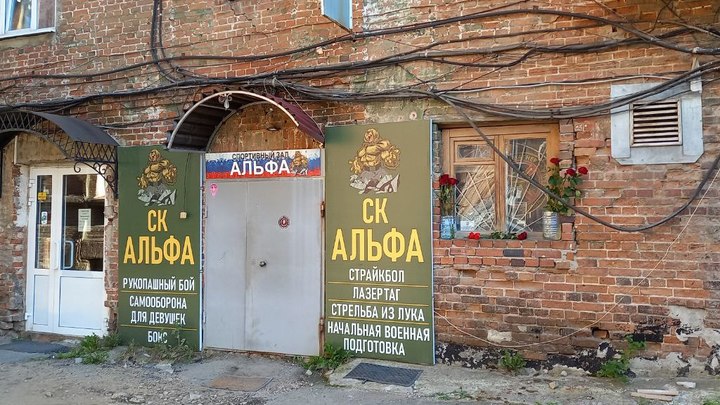 Стало известно, почему к офису ЧВК Вагнер в Екатеринбурге снова несут цветы