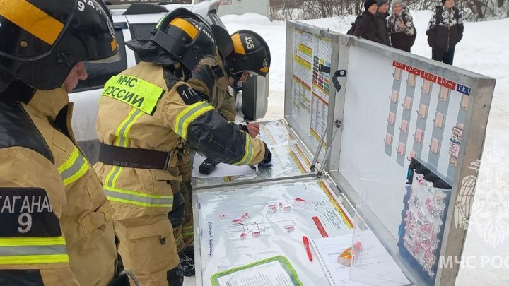 В Челябинске загорелось здание техникума промышленности и городского хозяйства