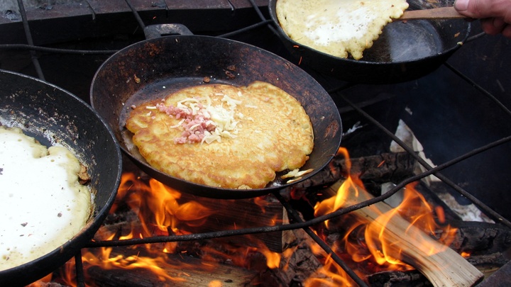 Открой форточку, добавь клей: Назван неожиданный способ отчистить сковородку