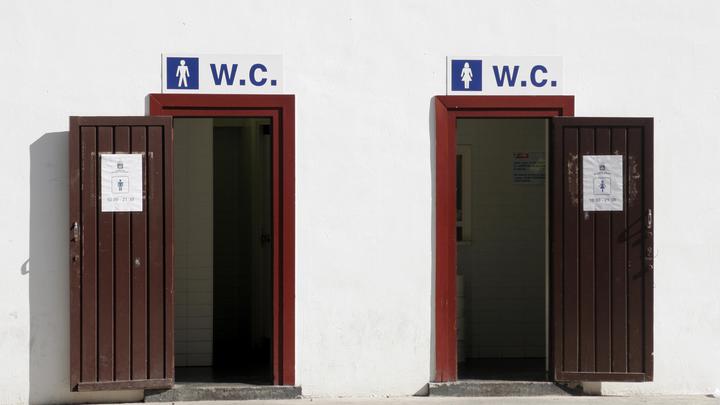 В США девочек заставили ходить в один туалет с мальчиками