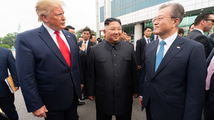 Алло, это президент Трамп? Фотоальбом Ким Чен Ына раскрыл секрет его улыбки