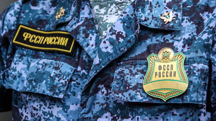 В центре Краснодара водитель BMW снёс забор и едва не сбил прапорщика ФСИН