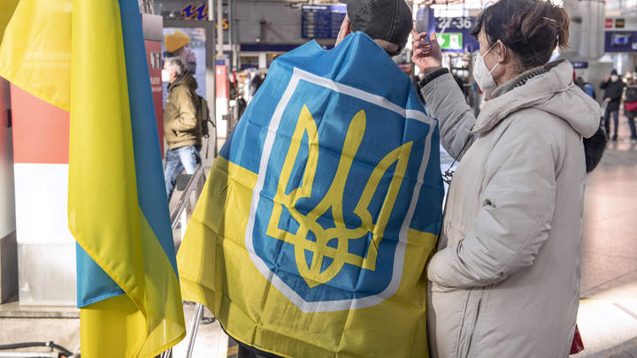 Сотни цыган пошли маршем против украинцев: Здесь наш дом!