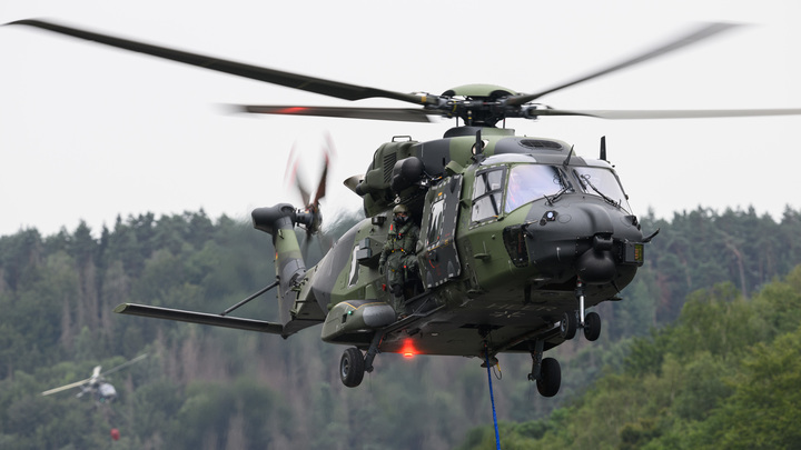 Чехия передаст Украине вертолеты и боеприпасы