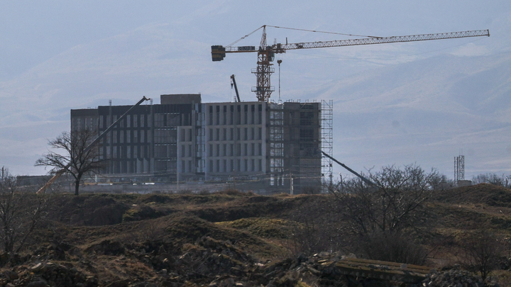 В Новокузнецке остановили строительство многоэтажки, начатое без разрешения