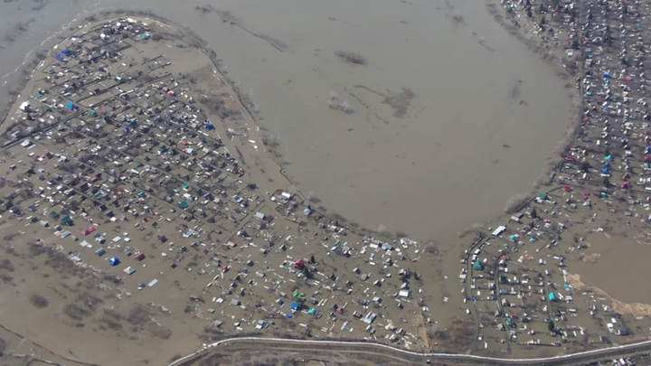 Вода полилась в дом: в Кургане спасатели вызволили из подтопления новорожденного Мальчика
