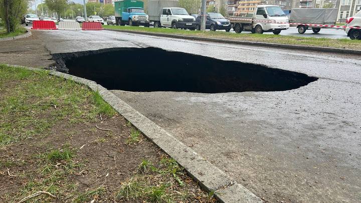 Дыра в земле: когда в Тракторозаводском районе Челябинска починятколлектор