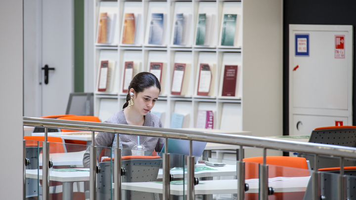 В уральском техникуме затравили студентку, которую педагог в погонах ставил на колени