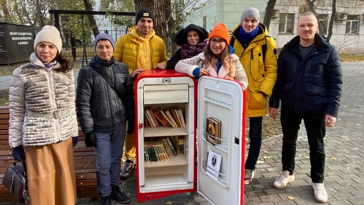 В Челябинске установили новый красный холодильник взамен украденного