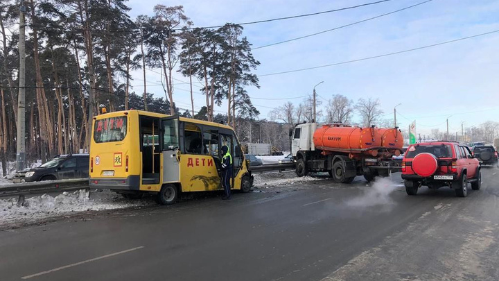 В Челябинске школьный автобус врезался в грузовик