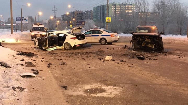 В Челябинске в лобовом столкновении погибли водитель и пассажир иномарки