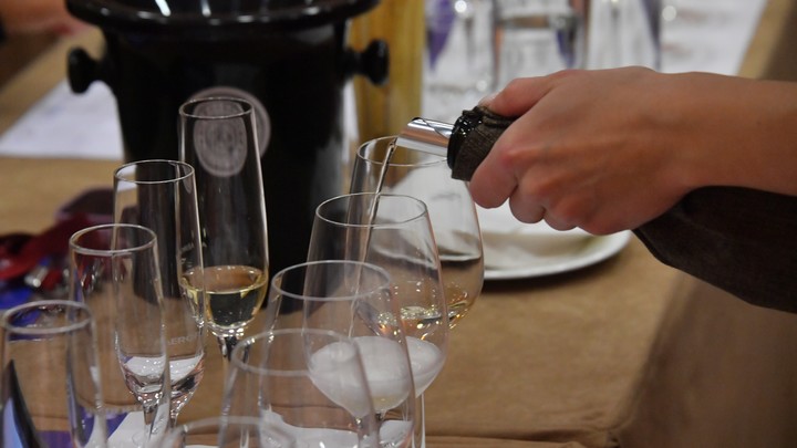 Эксперт назвал главную опасность вина для похудения