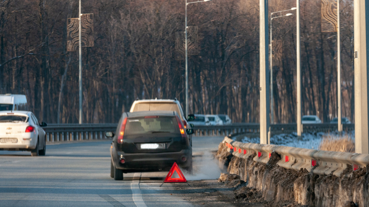 В Новосибирске возле Экспоцентра столкнулись фура, BMW и Kia Rio