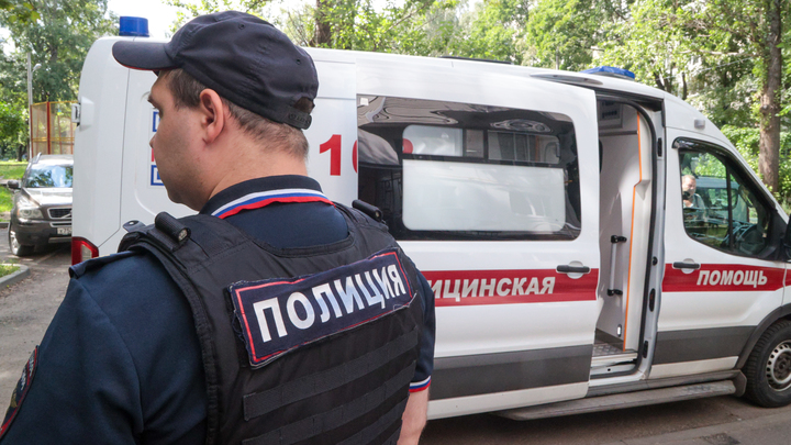 Под окнами жилого дома в Архангельске обнаружили труп мужчины