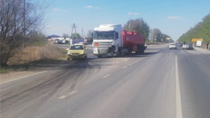В Самарской области Mitsubishi протаранила фуру. Есть пострадавший