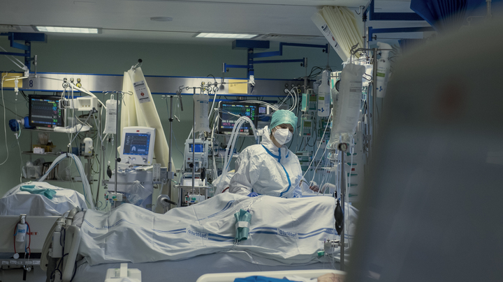 Атакует дважды, трижды... COVID-19 оказался коварнее, чем предполагалось, предупредил академик