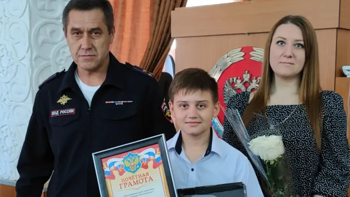 “Я содрал ему руку, он испугался”: школьника, спасшего от мигрантов девушку, наградила полиция
