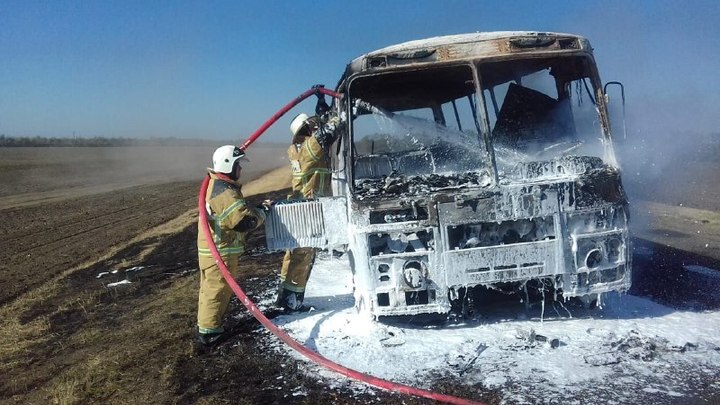 Под Ростовом-на-Дону прямо на трассе загорелся автобус с тридцатью пассажирами