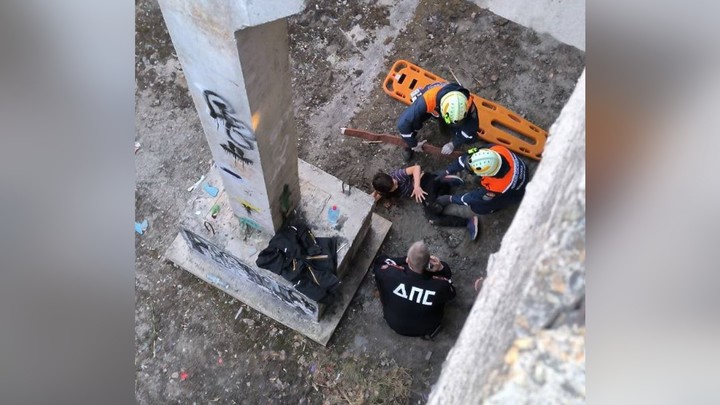 В Челябинской области школьник сорвался с шестиметровой высоты