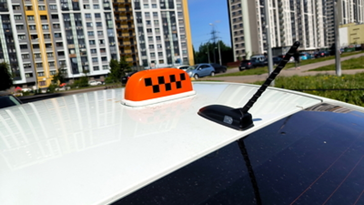 Уволенный за разговор на русском киевский таксист поблагодарил за поддержку