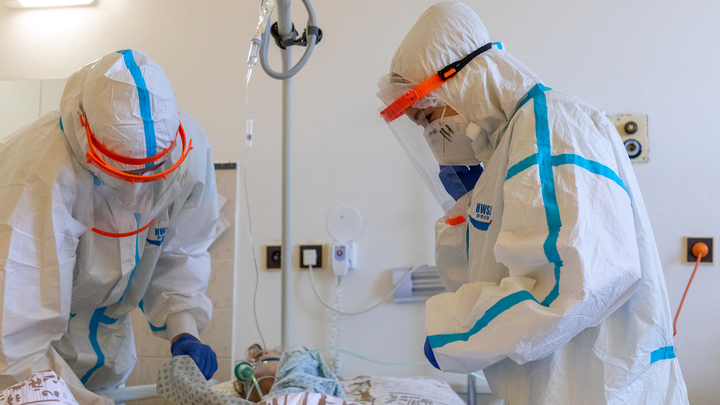 Привитых косяком госпитализируют: Ещё в апреле говорили о беде укола от COVID-19