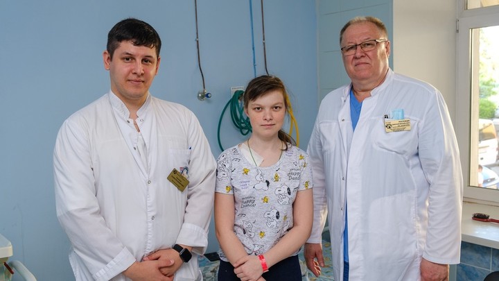 Не хотела волновать родителей: врачи ЧОДКБ удалили школьнице 25-сантиметровую опухоль