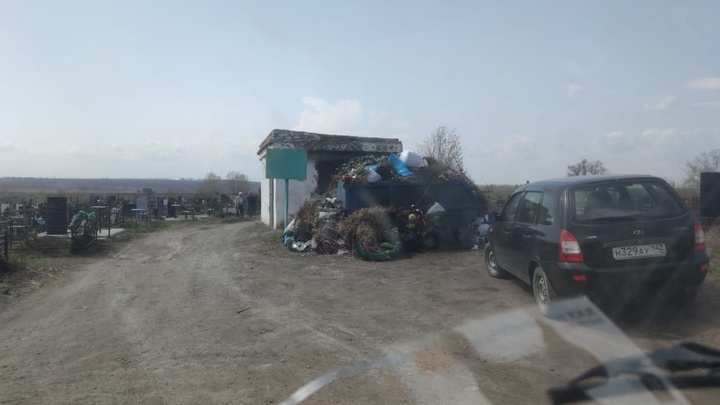 Жители Кузбасса пожаловались на замусоренные кладбища и воровство с могил